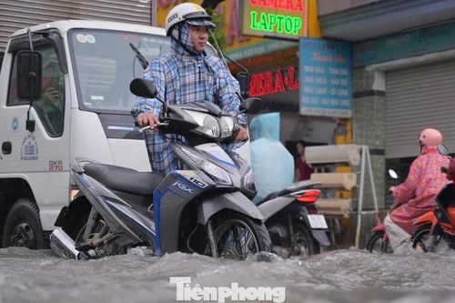 Mưa như trút từ trưa đến chiều, nhiều tuyến đường TPHCM hóa sông