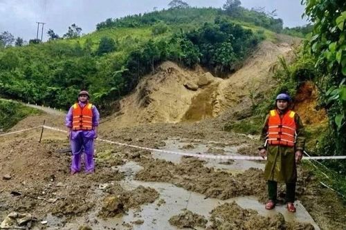 5 thôn ở Quảng Ngãi bị cô lập sau sạt lở núi kinh hoàng