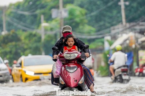 Cận cảnh 'điểm đen' ngập úng, cứ mưa là hóa sông ở TPHCM