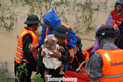 Vượt nước lũ, cứu hộ hàng trăm hộ dân ở phường trung tâm Đà Nẵng