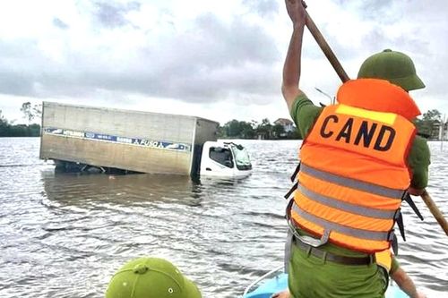 Giải cứu 2 người mắc kẹt trong xe tải bị ngập sâu trên quốc lộ