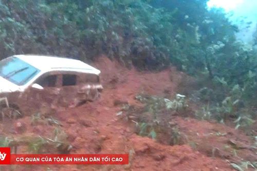 Ô tô bị đất đá vùi lấp trên đường Hồ Chí Minh, hai người thoát nạn