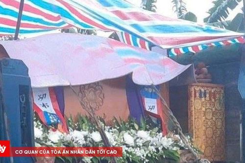 Mưa lũ dâng nhanh, người dân Huế đưa quan tài lên xe tải tránh lũ