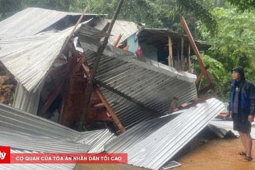 Sạt lở trong đêm, 2 căn nhà ở Trà Leng bị vùi lấp dưới đất đá
