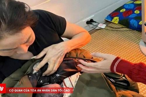 Phát hiện bé trai sơ sinh bị bỏ rơi trước cửa nhà
