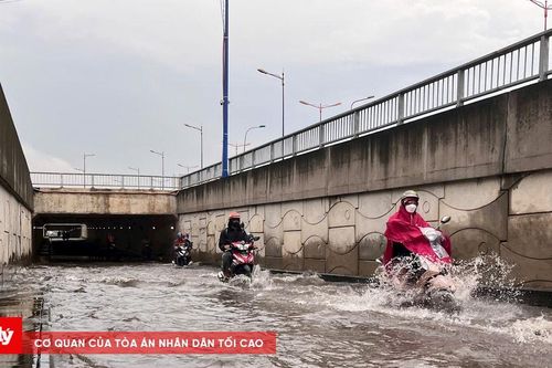 Hầm chui hơn 70 tỷ đồng ở TP.HCM ngập nặng