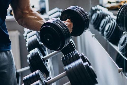 Nam thanh niên suýt liệt vì nôn nóng trong tập gym, ham tạ nặng