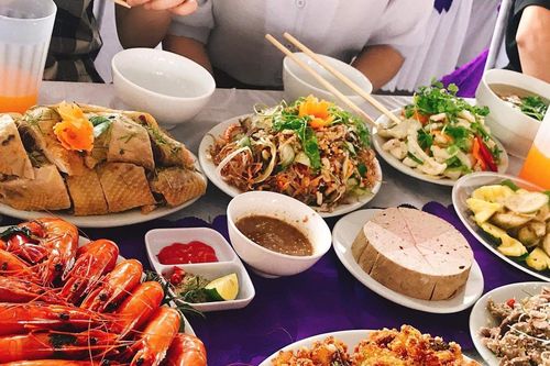Cầm 500.000 đồng mừng cưới bạn, thấy mâm cỗ, cô gái vội đổi phong bì