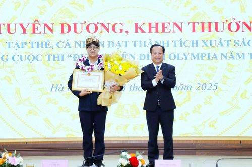 Hà Nội tặng bằng khen cho quán quân Olympia Trần Bùi Bảo Khánh