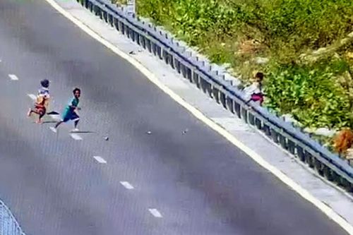 3 thiếu niên đi bộ vào đường cao tốc chặn ô tô, ném đá 'cho vui'