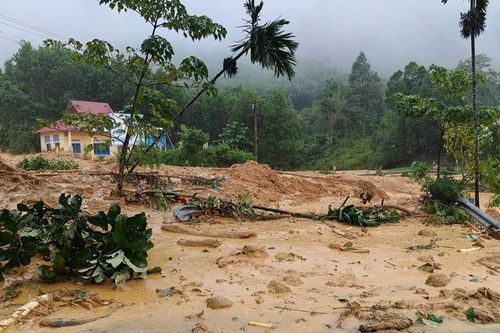 Sạt lở nghiêm trọng tại Đà Nẵng, cả quả đồi đổ ập xuống đường quốc lộ