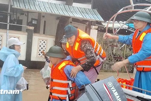 Cứu kịp thời Mẹ Việt Nam anh hùng và 2 người bị thương trong 'rốn lũ' Đại Lộc