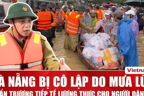 Tiếp tế lương thực cho người dân Đà Nẵng bị cô lập giữa vùng lũ