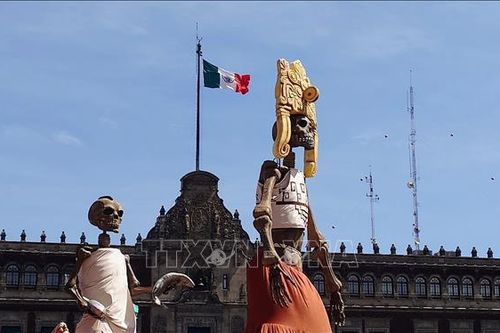 Những 'linh hồn' rảo bước trên quảng trường lịch sử thủ đô Mexico