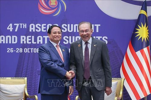 Thủ tướng Phạm Minh Chính gặp Thủ tướng Malaysia