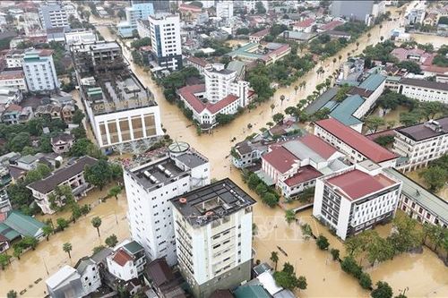 Trung tâm thành phố Huế vẫn ngập trong biển nước