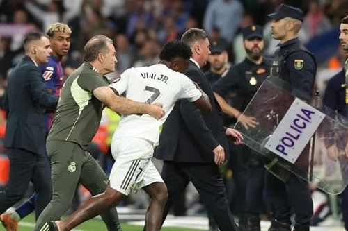 Vinicius giải thích phản ứng nóng nảy ở trận thắng Barcelona