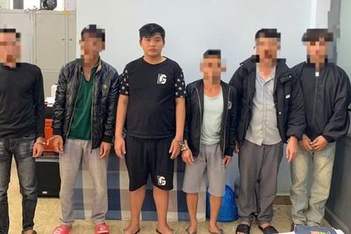 Tạm giữ 6 người mua dâm thiếu nữ 15 tuổi