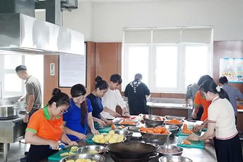 Sinh viên Đại học Đông Á hỗ trợ 600 suất ăn cho bệnh nhân vùng lũ