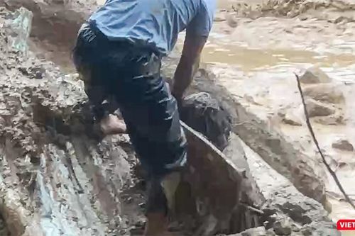 Nghẹt thở giây phút giải cứu người bị lũ vùi sâu trong bùn đất