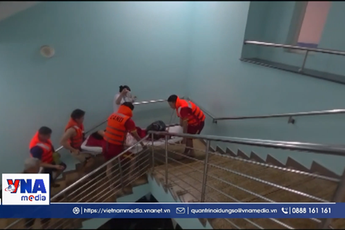 Công an Huế xuyên đêm đưa bệnh nhân đến nơi an toàn