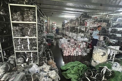 Triệt phá cơ sở sản xuất, thu giữ hàng chục nghìn sản phẩm quần áo thể thao giả mạo nhãn hiệu Yonex