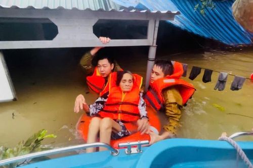 [Video]: Công an thành phố Huế chạy đua với lũ, đưa người dân thoát vùng nguy hiểm