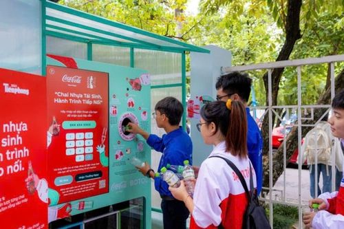 Vận hành máy thu gom chai nhựa, lon nhôm tại Hà Nội