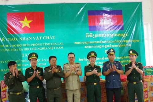 Bộ đội Biên phòng Gia Lai hỗ trợ nhu yếu phẩm cho lực lượng bảo vệ biên giới tỉnh Ratanakiri