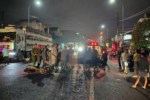 Xe máy va chạm ô tô tải đỗ trên quốc lộ 19, nạn nhân tử vong