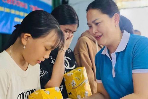 Nữ cán bộ hết lòng vì công việc chung