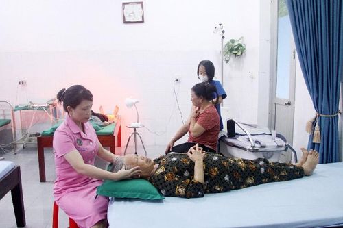 Nữ điều dưỡng tận tụy
