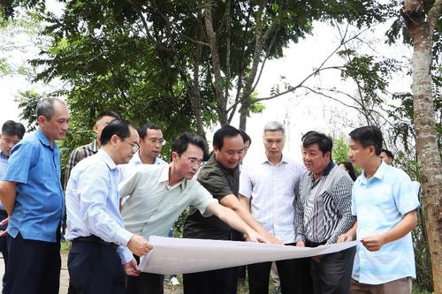 Thứ trưởng Bộ Nông nghiệp và Môi trường Võ Văn Hưng kiểm tra thực tế điểm có nguy cơ sạt lở tại bản Nậm Manh