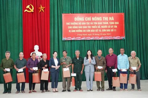 Thăm, tặng quà đồng bào dân tộc thiểu số bị thiệt hại do bão tại xã Thất Khê và xã Tràng Định