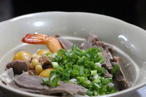 Hủ tiếu đêm Sài Gòn: Quán vỉa hè khiến khách chờ 45 phút