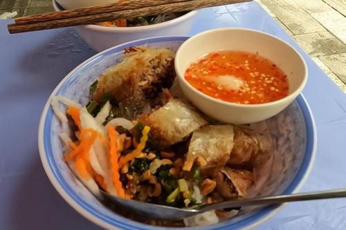 Bún thịt nướng Quận 1: Món ăn vỉa hè khiến du khách Anh mê mẩn