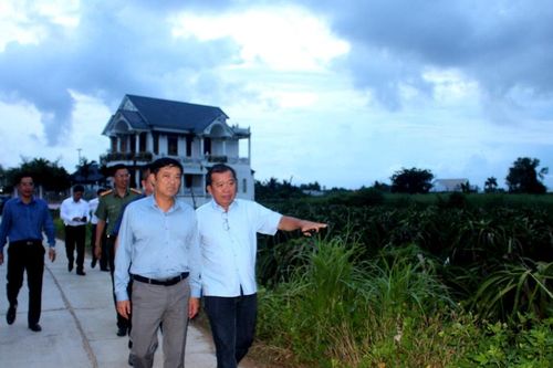 Phó Chủ tịch UBND tỉnh Lâm Đồng Lê Trọng Yên kiểm tra tình hình ngập lụt tại phường Bình Thuận