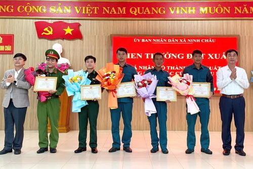 Khen thưởng các cá nhân kịp thời ứng cứu tàu gặp sự cố trên biển