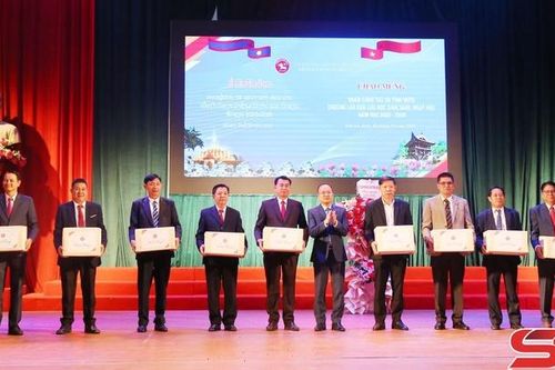 Trường Cao đẳng Sơn La tiếp nhận 397 lưu học sinh Lào nhập học