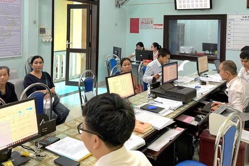 Mưa lũ, người dân vẫn đến giao dịch thủ tục hành chính