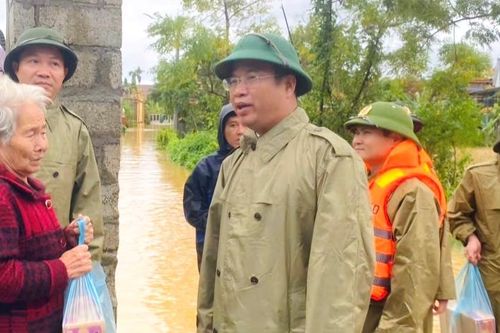 Phó Bí thư Thành ủy Phạm Đức Tiến thăm, tặng quà người dân vùng lũ