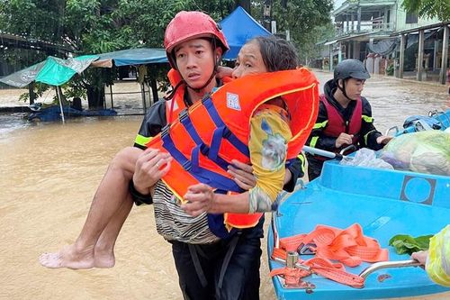 Hơn 14.500 lượt cán bộ, chiến sĩ công an và lực lượng cơ sở hỗ trợ người dân vượt lũ
