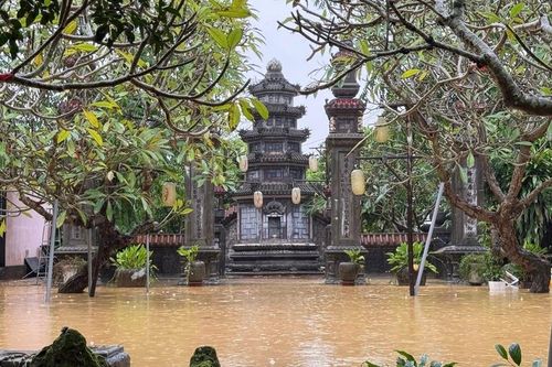 Cố đô Huế: Nhiều nơi chìm trong biển nước