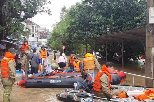 Huế: 35 nghìn ngôi nhà chìm trong 'biển nước', giao thông chia cắt