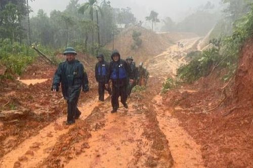 Đà Nẵng: 11 ngôi nhà bị vùi lấp hoàn toàn do sạt lở đất ở xã Trà Tân