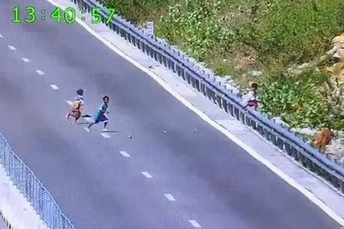 Ba thiếu niên ngang nhiên vào cao tốc Cam Lâm - Vĩnh Hảo chặn xe, ném đá