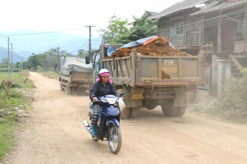 Lào Cai: Đường xuống cấp nghiêm trọng, người dân mong chờ con đường mới