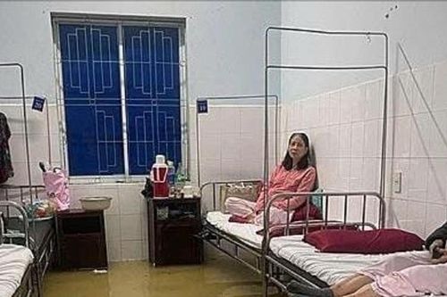Bệnh viện Trung ương Huế xuyên đêm hỗ trợ bệnh nhân di chuyển đến nơi an toàn