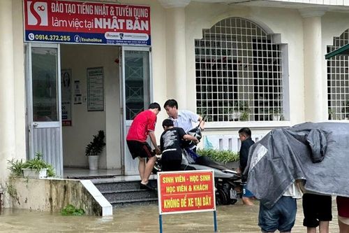 TP. Huế ngập sâu nhiều khu vực: Các trường đại học triển khai đội phản ứng nhanh, hỗ trợ sinh viên cư trú tạm thời