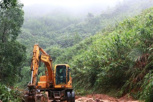 Quảng Ngãi: Sau tiếng nổ lớn, hàng nghìn mét khối đất đá từ sườn núi đổ xuống, 1.700 người dân bị cô lập